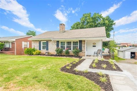 Explore the homes with Fenced Yard that are currently for sale in Alcoa, TN, where the average value of homes with Fenced Yard is $429900.